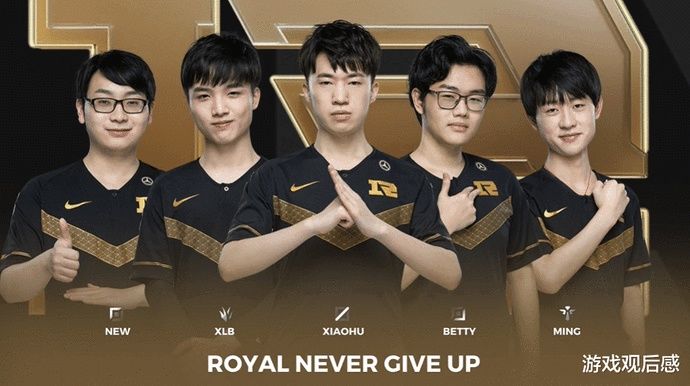 对他虎视眈 对他虎视眈